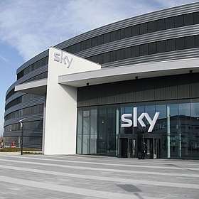 Firmen-Gelände von Sky, einer der Kunden von Maierl Sonnenschutz.