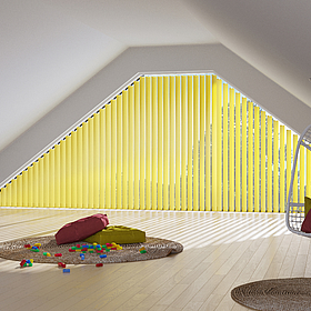 gelbe Vertikal-Jalousien mit Sonderform (Trapez) für den Innenraum an weißer Wand und Holzboden.