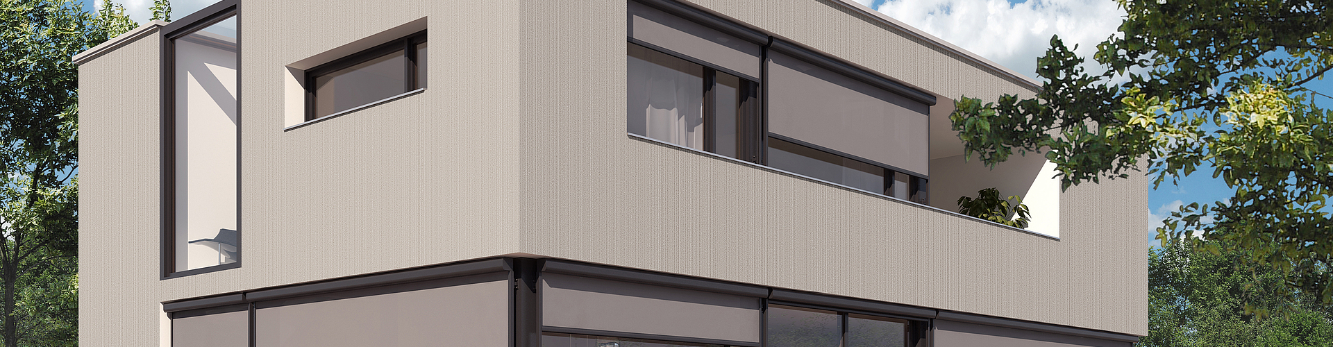 halb geöffnete, graue Fenster/Fassaden-Markisen an grauem, modernem Haus.