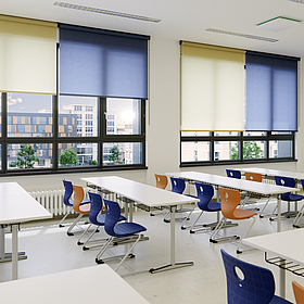 gelbe und blaue, halb geöffnete Rollos eines weißen Klassenzimmers mit orangenen und blauen Stühlen.
